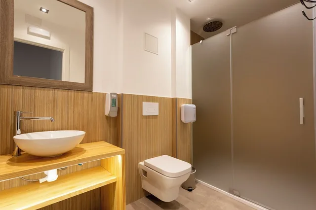 غرفة عائلية بسرير مزدوج وسرير فردي وسرير بطابقين، Málaga Top Hostel 2/3