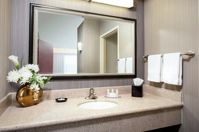 غرفة بسريرين كوين بشرفة، Courtyard By Marriott Columbia Missouri 4/4