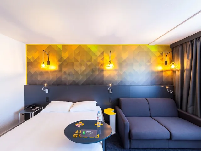 غرفة بسرير مزدوج مع أريكة، ibis Styles Poitiers Nord 4/6