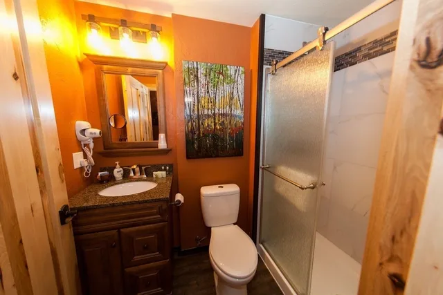 Lodge, 1 Queen and 2 King Beds، Log Cabin Lodge Suites 2/2