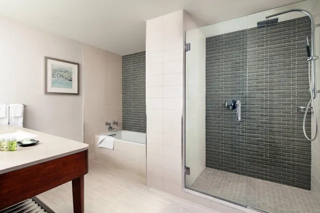 جناح فاخر بسرير كينج بغرفة نوم واحدة مع أريكة، The Westin South Coast Plaza 2/2