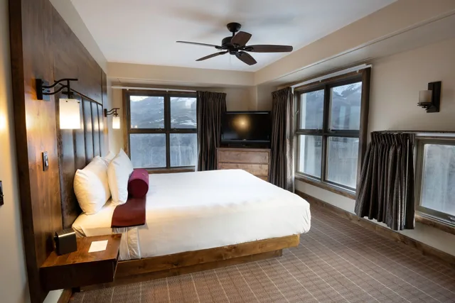 جناح بسرير كينج بغرفة نوم واحدة مع أريكة، The Peaks Resort And Spa 1/4