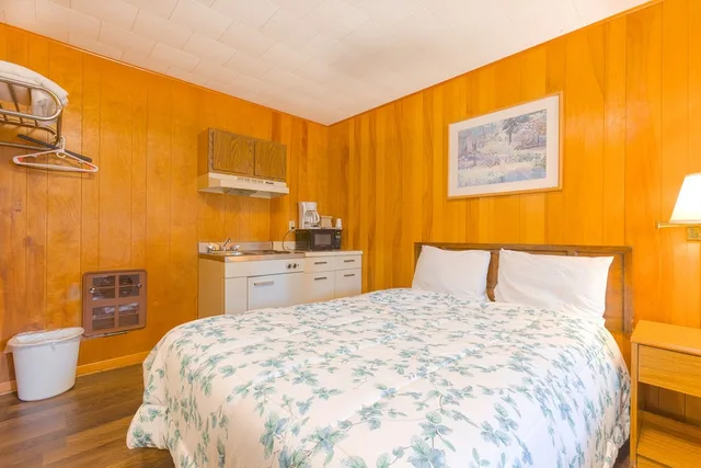غرفة عائلية بسريرين كوين بمطبخ صغير، Parkside Motel by OYO Meadville Conneaut Lake 3/7