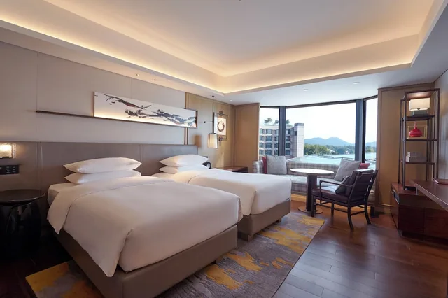 غرفة بسريرين منفصلين بإطلالة على البحيرة، Grand Hyatt Hangzhou 2/7