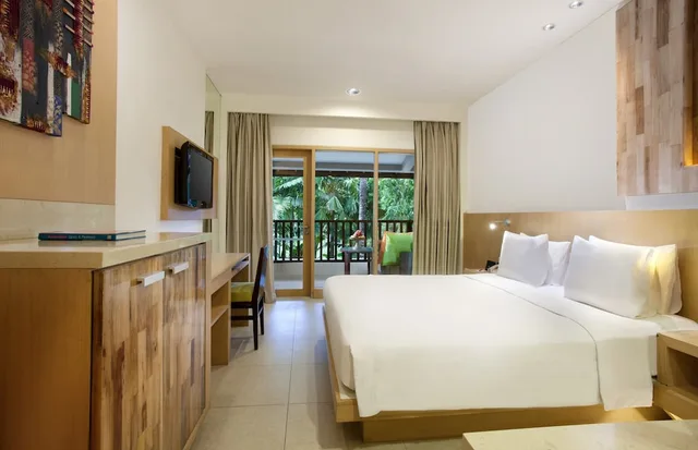 غرفة قياسية بسرير كينج بإطلالة على الحديقة بشرفة، HOLIDAY INN RESORT BARUNA BALI 1/10