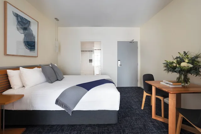 Studio, Double Bed, River View, Peppers Seaport Launceston 1/8