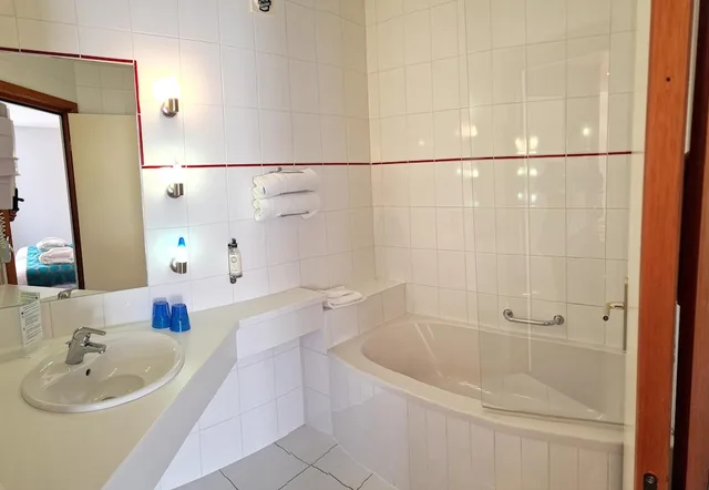 غرفة سوبيريور بسريرين منفصلين بشرفة، Best Western Plus Hotel and SPA Le Schoenenbourg 3/3