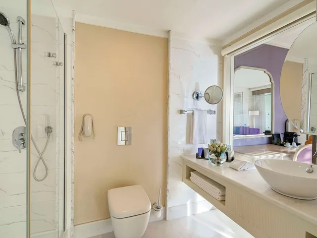 غرفة قياسية بسريرين منفصلين بإطلالة جزئية على البحر، Rixos Downtown Antalya 9/10