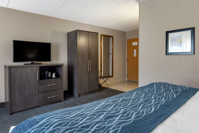 غرفة بسرير كينج، Comfort Inn Griswold, CT 3/4