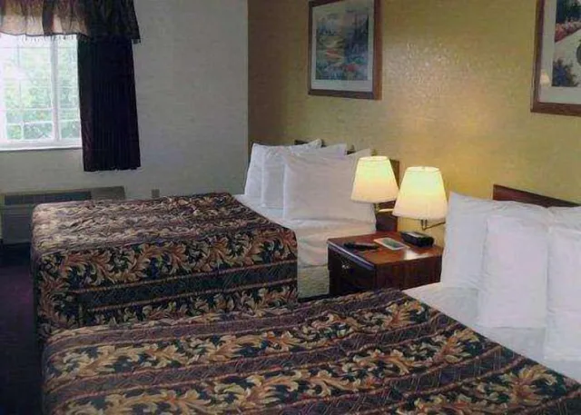 غرفة بسريرين مزدوجين لذوي الإعاقة، Rodeway Inn 1/1