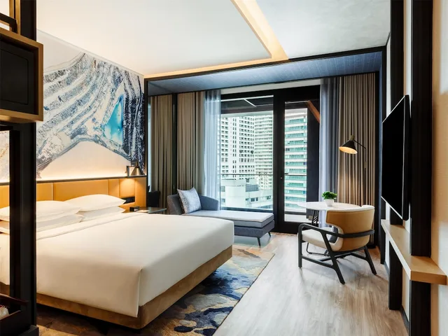 غرفة بسرير كينج بشرفة، Hyatt Centric City Centre Kuala Lumpur 2/3
