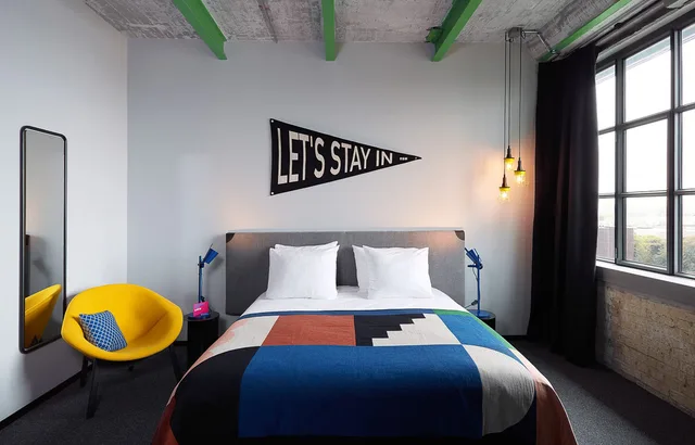 Double room King De Luxe, The Social Hub Maastricht 3/6
