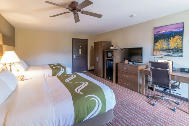 غرفة بسريرين كوين بشرفة، Quality Inn near Rocky Mountain National Park 2/8