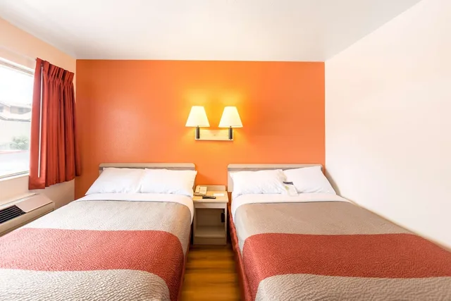 غرفة قياسية بسريرين مزدوجين، Motel6 Klamath Falls, OR 2/7