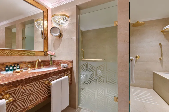 جناح بسرير كينج بإطلالة على البحر بشرفة بغرفة نوم واحدة، Sheraton Grand Doha Resort & Convention Hotel 2/2