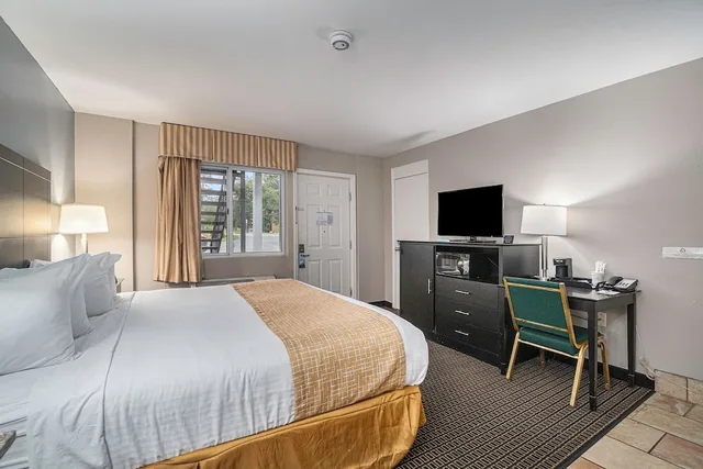 غرفة بسرير كينج لذوي الإعاقة، Travelodge by Wyndham Traverse City MI 1/10