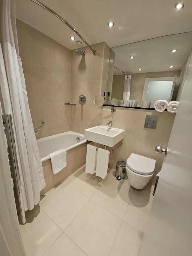 Accessible Double Room, Dancenter Lux Resort London City M25 8/8