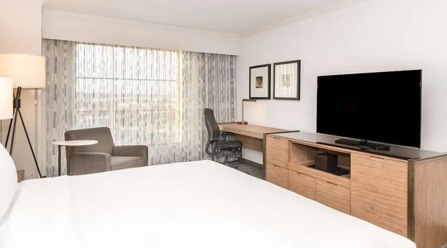 غرفة تنفيذية بسرير كينج لذوي الإعاقة، Hilton Columbus Polaris 1/3