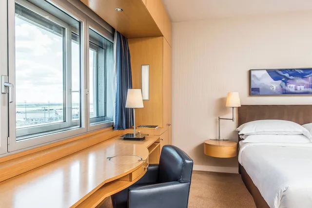 غرفة تنفيذية بسريرين منفصلين، Sheraton Paris Charles de Gaulle Airport Hotel 2/5