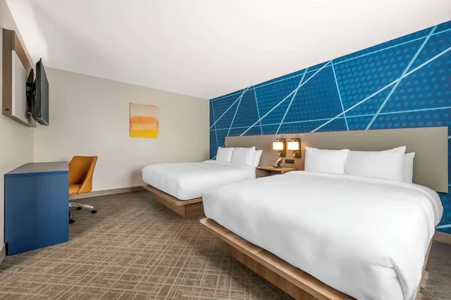 غرفة قياسية بسريرين كوين، Comfort Inn Kendallville East, IN 2/6
