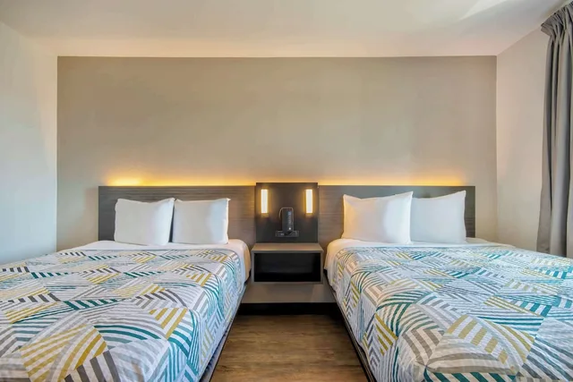 غرفة قياسية بسريرين مزدوجين لذوي الإعاقة، Motel6 Harlingen, TX 3/8