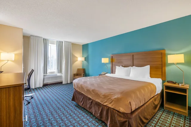 غرفة قياسية بسرير كينج مع أريكة، Quality Inn and Suites Sandusky 1/7