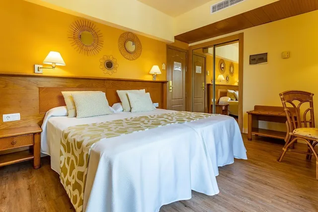 Room, Twin Beds, Murphy Bed, Balcony، Ona Palmira Paguera 1/9