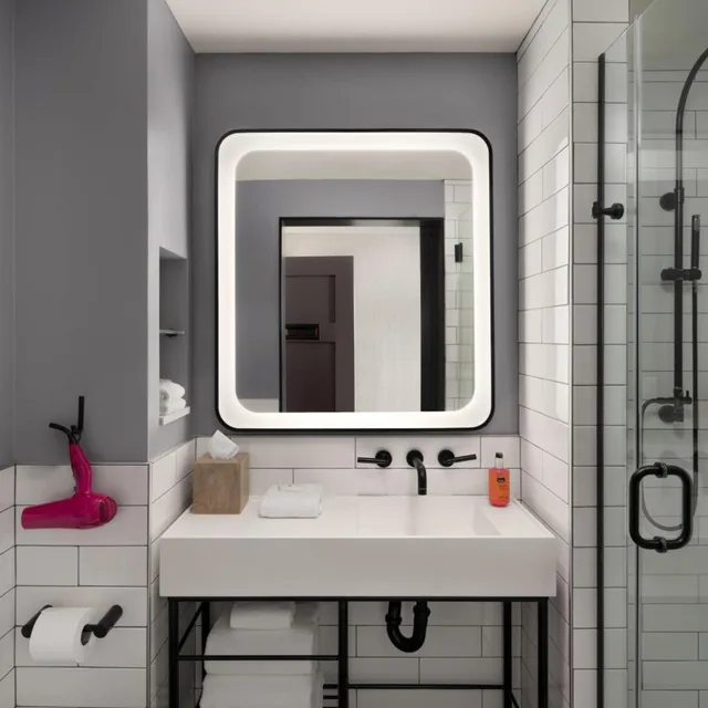 غرفة بسرير كوين بإطلالة على المدينة بحوض استحمام لذوي الإعاقة، Moxy San Diego Downtown/Gaslamp Quarter 5/6