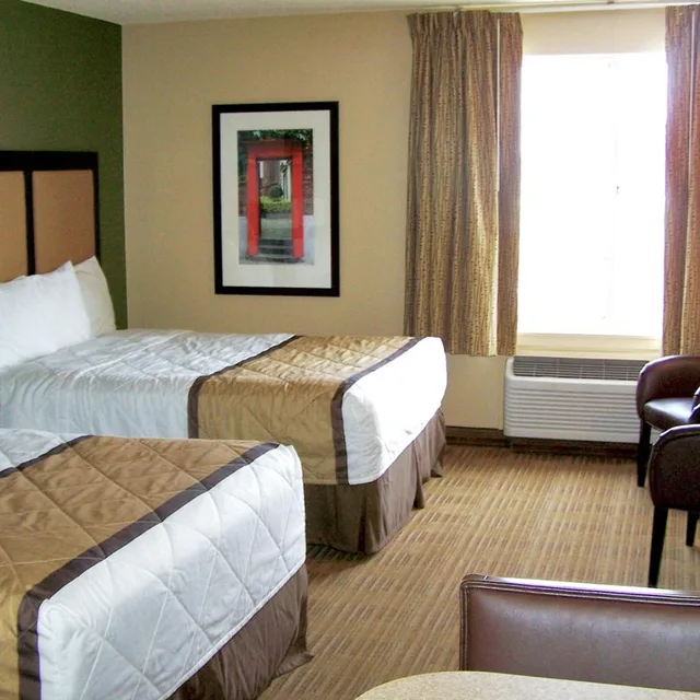 غرفة بسرير كينج وسريرين كوين بمطبخ، Studio 6 Extended Stay Memphis Airport TN 2/4