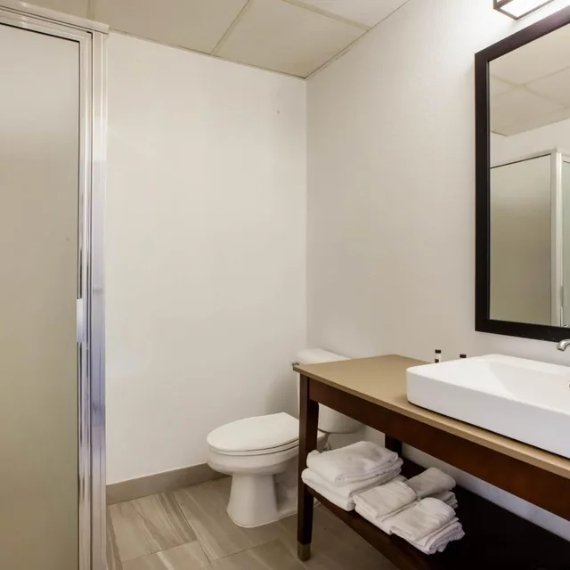 غرفة بسرير كوين، Days Inn & Suites by Wyndham Rochester Hills MI 4/4