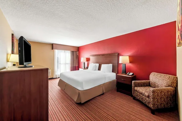 غرفة قياسية بسرير كينج لذوي الإعاقة، SureStay Plus by Best Western San Antonio Fiesta Inn 2/8