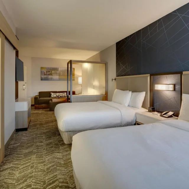غرفة بسريرين كوين مع سرير سحّاب إضافي مع أريكة لذوي الإعاقة، SpringHill Suites by Marriott Cheraw 2/7