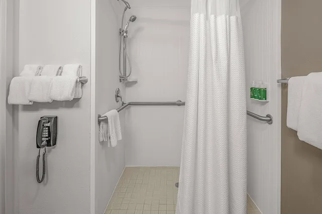 غرفة بسرير كينج مع أريكة، Courtyard by Marriott Wilmington / Wrightsville Beach 8/8