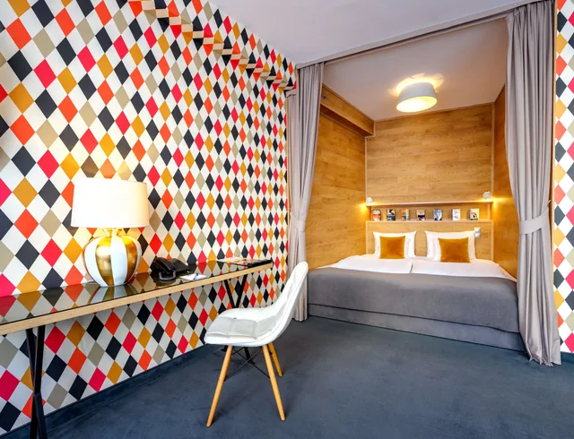 غرفة سوبيريور بسرير كوين مع أريكة، ROOMbach Hotel Budapest Center 2/3