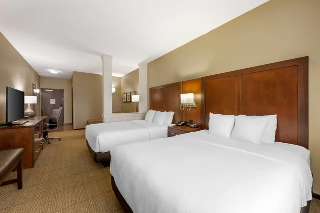 غرفة بسريرين كوين مع أريكة، Comfort Suites West Omaha, NE 1/10