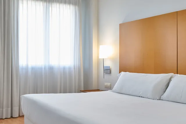 Room, Single, Double Bed, Garden View, Catalonia Barcelona Beach 5/8