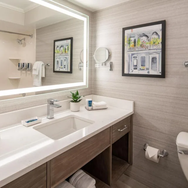 Guest Room, Deluxe, 2 Double Beds, Street View, Balcony، Four Points By Sheraton French Quarter 3/3