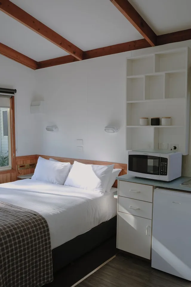 كابينة ديلوكس بسرير مزدوج وسرير بطابقين بغرفة نوم واحدة، Melbourne Big4 Holiday Park 1/10