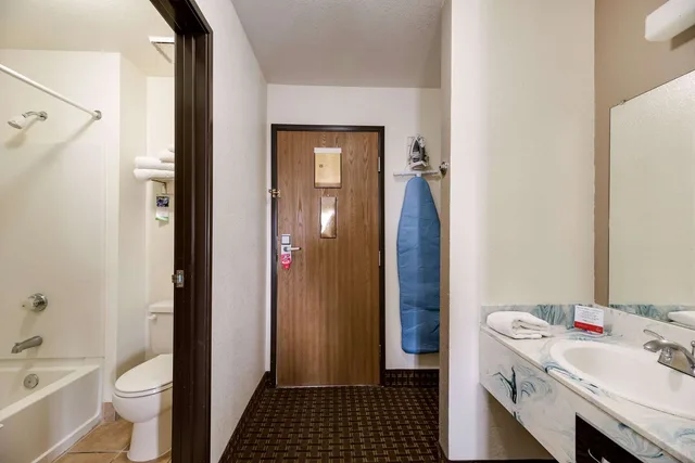 جناح بسريرين كوين، Majestic Canyon Lodge, a Dazzler Select by Wyndham 3/3