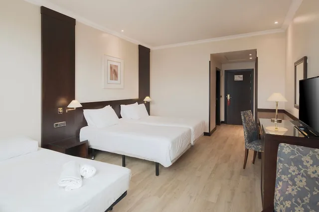 Room, 1 Queen and 1 Single Bed, with Extra Bed, Exe Oviedo Centro 3/10