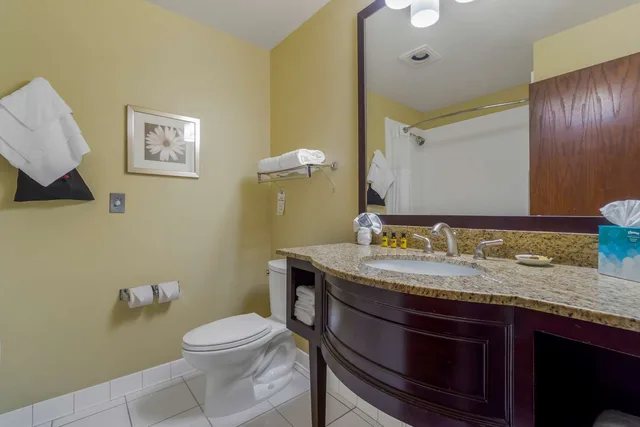 Room, Queen Bed, Golf Course View، Best Western Plus Plaza by the Green 7/7