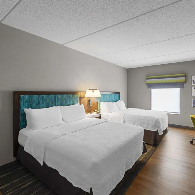 Room, King Bed, 2 Queen Beds, Hampton Inn Nanuet 4/6