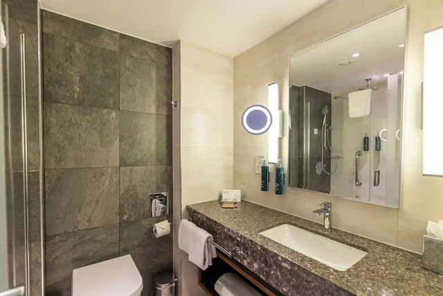Deluxe, Queen Bed, DoubleTree by Hilton London Victoria 8/9
