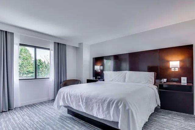 جناح تنفيذي بسرير كينج مع أريكة، Embassy Suites Louisville East 1/5