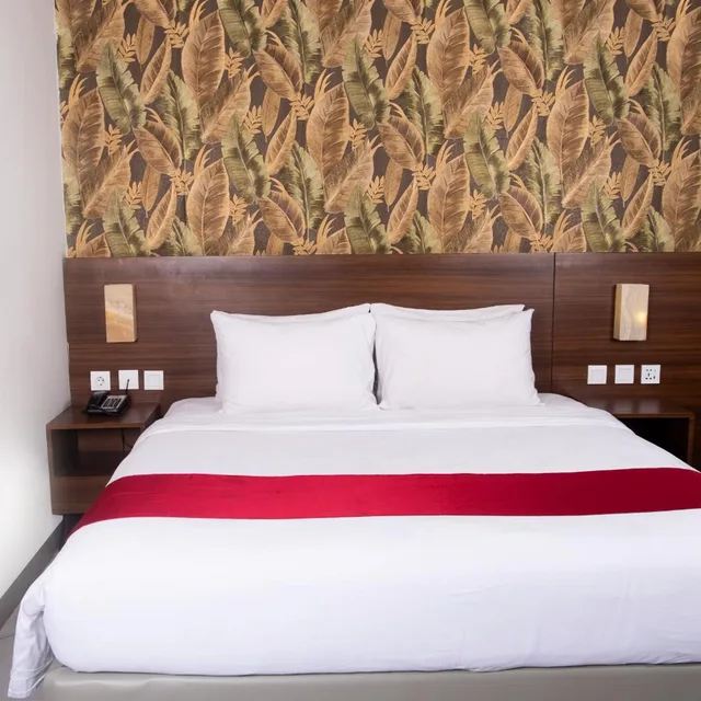 غرفة بسرير كينج بإطلالة على البحيرة، Pakons Prime Hotel 2/6