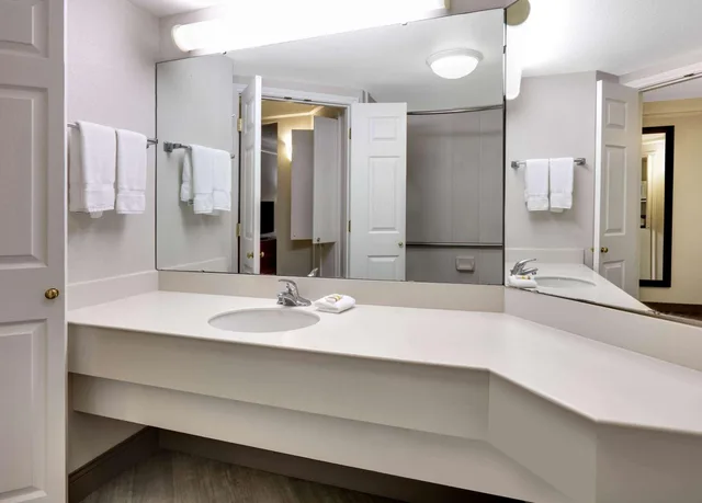 Room, King Bed, Pool Side، La Quinta Inn & Suites by Wyndham Dallas - Addison Galleria 6/6