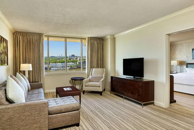 جناح تنفيذي بسرير كينج بإطلالة على النهر بغرفة نوم واحدة في طابق مرتفع، Westin Savannah Harbor Golf Resort Spa 1/1