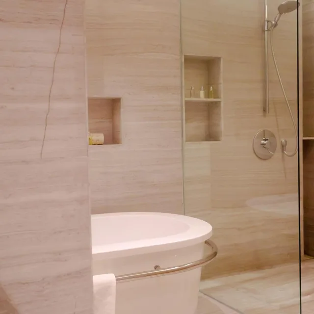 جناح، Hotel Grandis 2/5