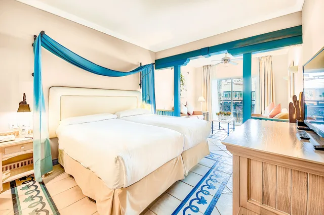 غرفة بسرير مزدوج بإطلالة جزئية على البحر، Hotel LIVVO Volcan Lanzarote 3/8