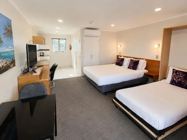 غرفة تنفيذية بسرير مزدوج وسرير فردي، Dupont Executive Motels 4/9